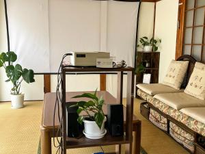 Takeda的住宿－Hatake no Oyado - Vacation STAY 13929v，客房设有两张床和一张带笔记本电脑的桌子。