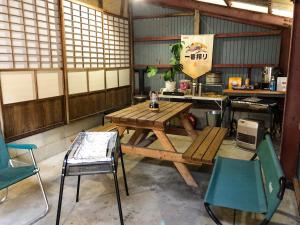 een keuken met een houten tafel en stoelen in een kamer bij Hatake no Oyado - Vacation STAY 13929v in Takeda