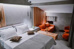 1 dormitorio con 1 cama grande y 1 sofá en Hotel Stomorin-Marina Hramina, en Murter