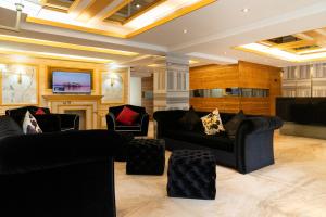 F Hotel Jian في جيان: غرفة معيشة مع أثاث أسود ومدفأة