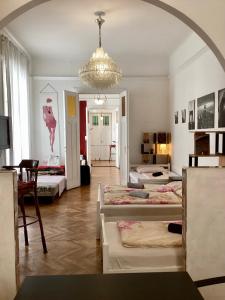 ブダペストにあるCentral Apartments of Budapestのベッド4台とシャンデリアが備わる客室です。