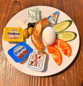 un plato de comida con alimentos para el desayuno en una mesa en Sultan Hostel & Guesthouse en Estambul