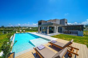 eine Villa mit Swimmingpool und ein Haus in der Unterkunft ISKIOS Premium in Agia Marina
