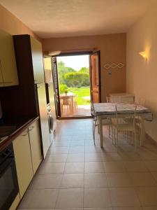 A kitchen or kitchenette at Porto Coda Cavallo Salina Bamba