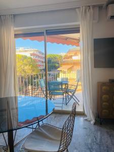 Bazén v ubytování JUAN LES PINS PINEDE TERRASSE nebo v jeho okolí