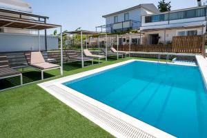 una piscina en el patio trasero de una casa en Kos Private Pool Hideaway in Eva's Garden en Asfendioú