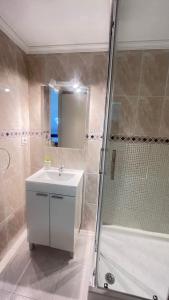 łazienka z umywalką i prysznicem w obiekcie apartamento abuhardillado w mieście Cuchia
