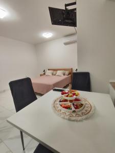 una stanza con un tavolo e una torta sopra di Studio Apartment Klarić a Drivenik