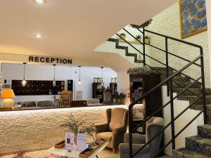 un vestíbulo con una recepción con sillas y una escalera en Hotel Marcincak***, en Mikulov