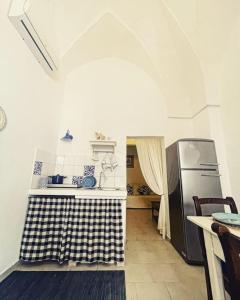 una cucina con lavandino e frigorifero di Casa Elvira a Tuglie