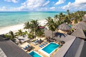 パジェにあるPaje Beach Apartments & Hotelのビーチとリゾートの空中を望む