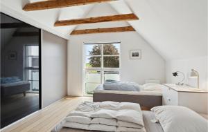 - une chambre avec 2 lits et une fenêtre dans l'établissement Lovely Home In Svendborg With Wifi, à Svendborg