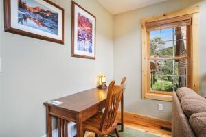 comedor con mesa de madera y ventana en Solitude Eagle #4 - Estes Park condo, en Estes Park