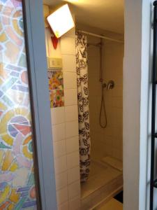 ein Bad mit Dusche und Duschvorhang in der Unterkunft Bilocale nel cuore di Genova in Genua