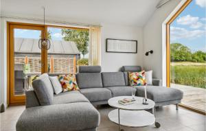 StubbekøbingにあるAmazing Home In Stubbekøbingのソファとテーブルのあるリビングルーム