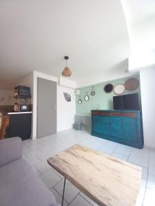 Kuchyň nebo kuchyňský kout v ubytování Le cosy + 10 fotografií