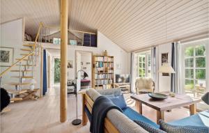 FurにあるStunning Home In Fur With Wifiのソファとテーブルのあるリビングルーム