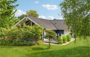 una casa con un jardín delante de ella en Nice Home In Slagelse With Sauna, en Slagelse