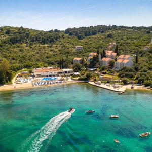 una vista aérea de una playa con barcos en el agua en TUI BLUE Kalamota Island - All Inclusive, en Dubrovnik