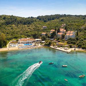eine Luftansicht auf einen Strand mit Booten im Wasser in der Unterkunft TUI BLUE Kalamota Island - All Inclusive in Dubrovnik