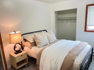 sypialnia z łóżkiem i lampką na stoliku nocnym w obiekcie Alaskan Retreat: 3bd Apartment w mieście Fairbanks