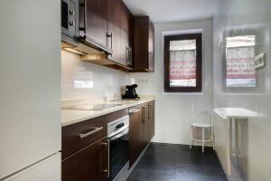 Kuchyň nebo kuchyňský kout v ubytování La casita de Carol apartamento con piscina y spa