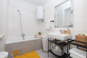 Koupelna v ubytování Panorama Suite Apartment - stan na dan i više + 16 fotografií