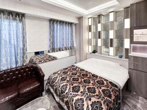 um quarto com uma cama e um sofá em Hotel DIAMOND em Tóquio