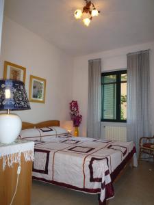 una camera con due letti e una finestra di Villa Panthea a Capo Vaticano