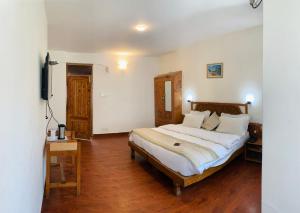 Katil atau katil-katil dalam bilik di Tourist Hotel 10 minutes walking distance from the mall