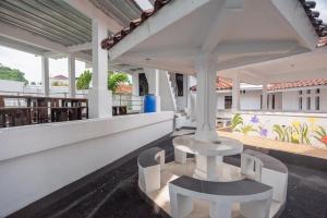 een patio met een tafel en stoelen in een gebouw bij RedDoorz Syariah near Taman Air Mancur Bogor in Bogor