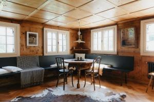 uma sala de estar com uma mesa e cadeiras e um sofá em Benedikta,das Montafonerhaus em Vandans