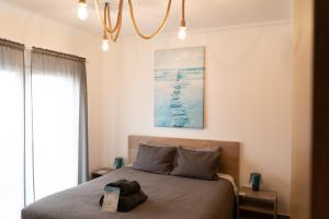 um quarto com uma cama e um quadro na parede em Surfness Lodge no Baleal