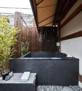ein Bad mit einer Badewanne in einem Zimmer in der Unterkunft Luxury hanok with private bathtub - SN11 in Seoul