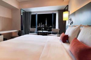 Postel nebo postele na pokoji v ubytování Taipei Marriott Hotel