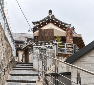 una casa con escaleras que conducen a ella en Luxury hanok with private bathtub - SN11 en Seúl