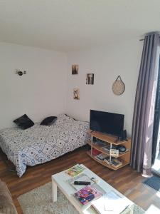 a bedroom with a bed and a coffee table at Charmant studio in Grosseto-Prugna