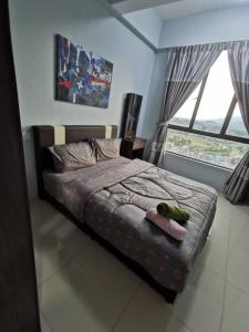 um quarto com uma cama e uma grande janela em Gerchang Homestay Casa Kayangan Meru 6 Pax em Ipoh
