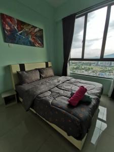 uma cama num quarto com uma grande janela em Gerchang Homestay Casa Kayangan Meru 6 Pax em Ipoh