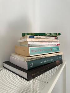 una pila de libros sobre un estante en Chambre d'hôtes Cabanon à 10 min d'Aix-en-Provence, en Aix-en-Provence