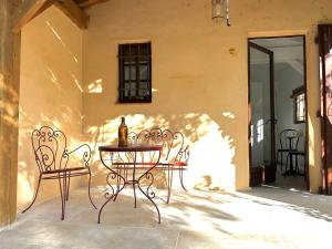 une table et des chaises assises sur une terrasse dans l'établissement Chambre d'hôtes Cabanon à 10 min d'Aix-en-Provence, à Aix-en-Provence