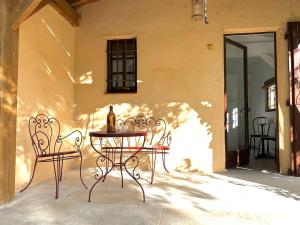 a table and chairs sitting on a patio at Chambre d'hôtes Cabanon à 10 min d'Aix-en-Provence in Aix-en-Provence