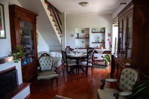 a dining room with a table and chairs at MAGIA & EMOZIONI - Trecastagni- Area etnea Villa vista mare in Trecastagni