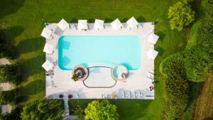 Agriturismo Corte Salandini内部或周边的泳池