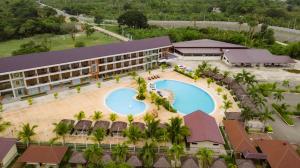een luchtzicht op het resort met 2 zwembaden bij River Palm Hotel and Resort powered by Cocotel in Bugallon