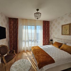 - une chambre avec un grand lit et une grande fenêtre dans l'établissement Belgrade Waterfront 1409, à Belgrade