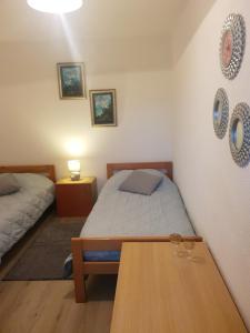 ein Schlafzimmer mit einem Bett und einem Tisch mit Brille darauf in der Unterkunft Taraca 2 in Trpanj