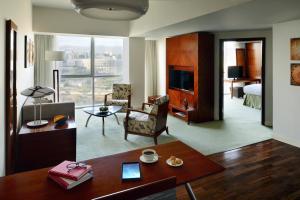 een woonkamer met een tafel en een woonkamer met uitzicht bij Marriott Executive Apartments Addis Ababa in Addis Ababa