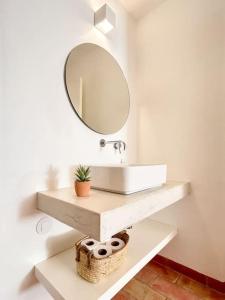 y baño con lavabo y espejo. en Casa das Piteiras nº3 - Aljezur en Aljezur