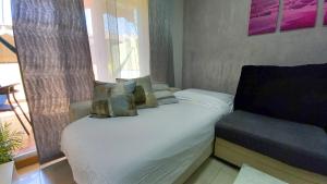 Łóżko lub łóżka w pokoju w obiekcie Apartamento Las 3P Piscina, Paz y Patio privado